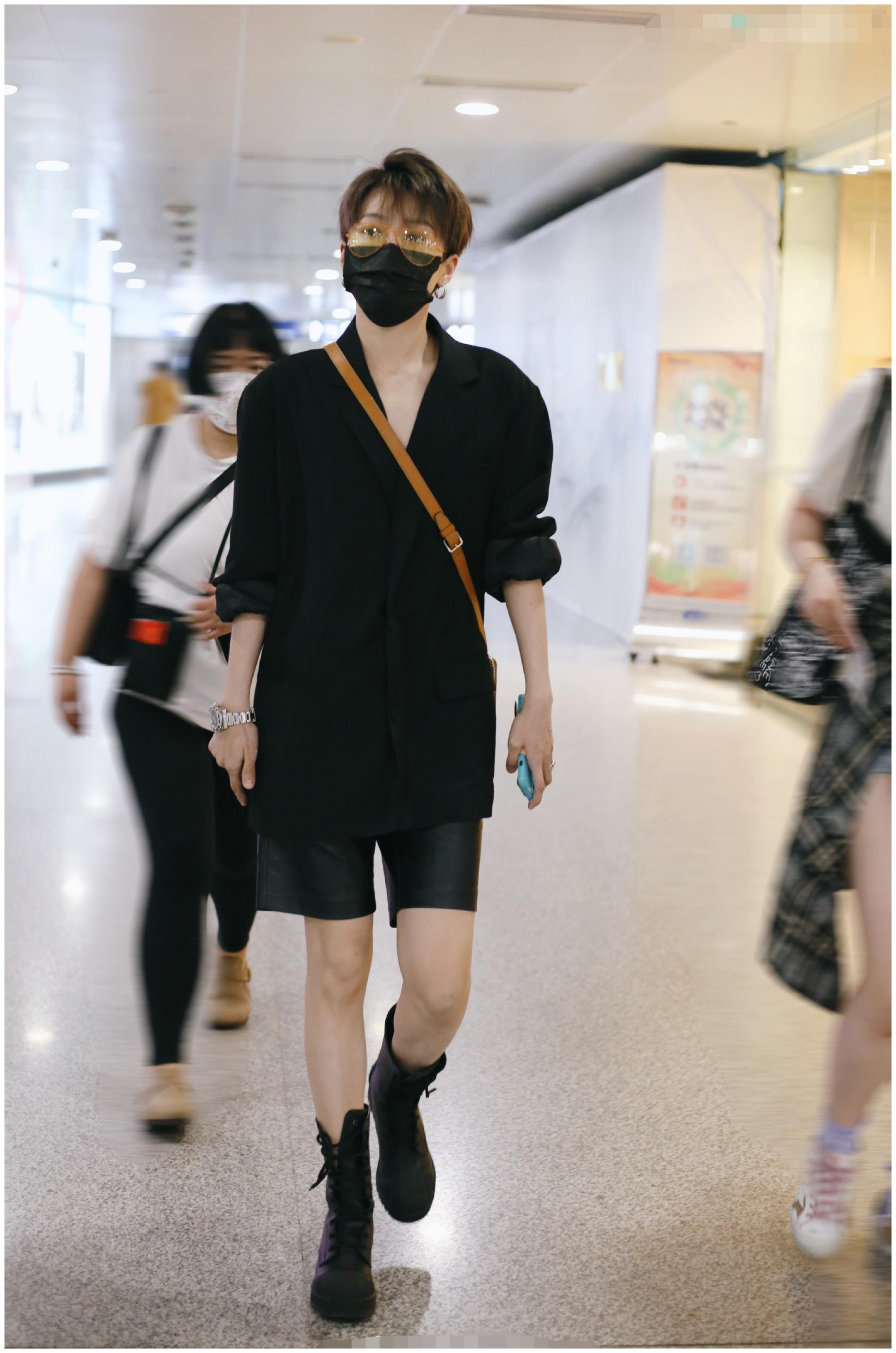 刘雨昕最新机场造型穿皮裤配西装网友比男偶像都帅气