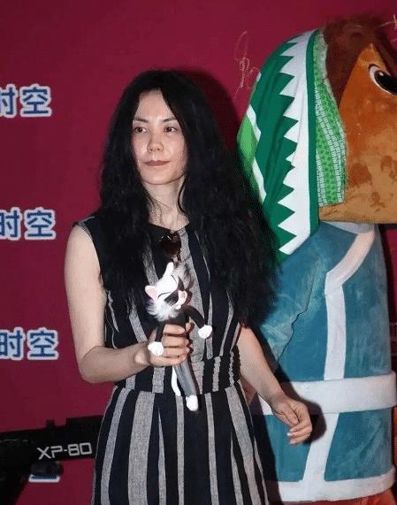 素颜下的王菲难掩老态爆炸头配连体裤遮发福曲线全靠气质支撑