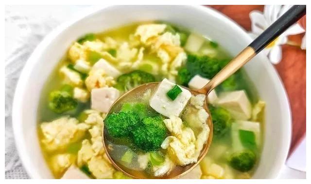 西蓝花鸡蛋豆腐汤