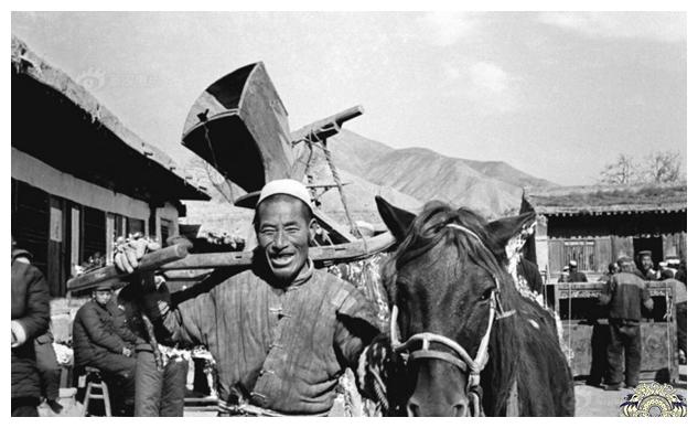 50年代批斗地主老照片：图3地主跪在批斗台上，图8百姓正在分东西|没收|地主|土地改革_新浪新闻