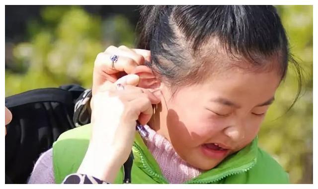 大多数家长在教训孩子的时候,因为他们不听话,总会想要拧他们的耳朵.