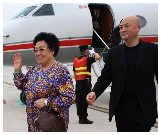 1990年,38岁唐僧迟重瑞娶49岁二婚女富婆,30年后现状怎么样了?