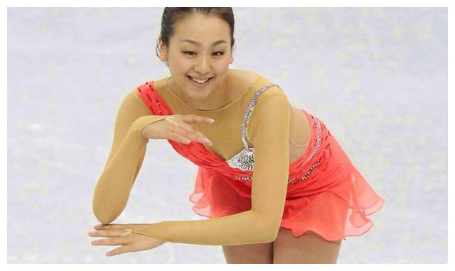 曾是日本花滑女王,因发育太快无奈退役,如今长相甜美