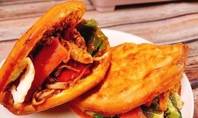 下班饿了,吃个油炸串串夹馍吧!|油炸串|下班|酱料_新浪新闻