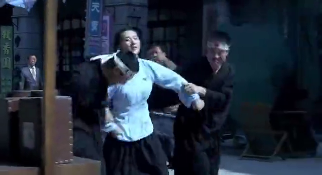 小鬼子当街欺负女学生,小伙不顾一切出手相救,出其不意啊!