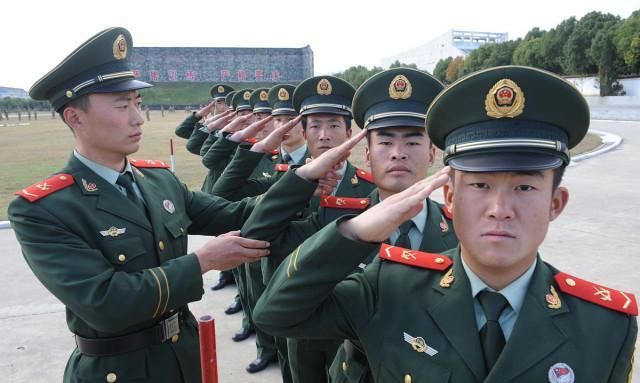 两年服役期满后,如何才能继续留在部队?有两条路可以选择|士官|服役|部队