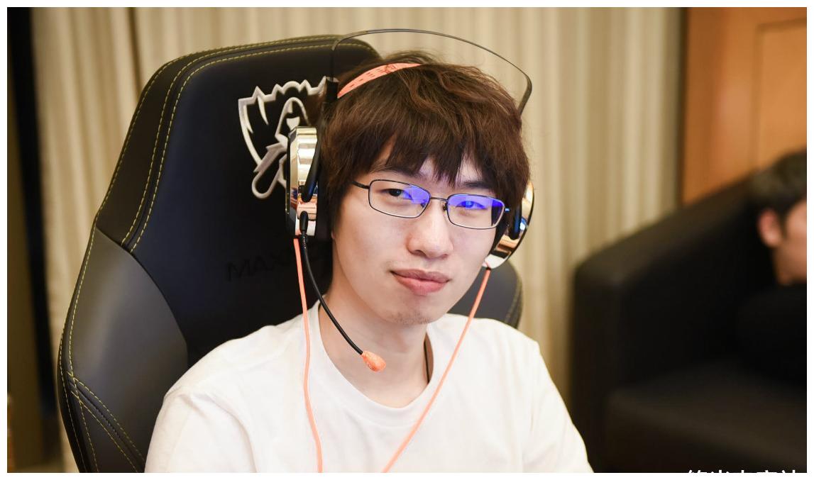 微笑也有lpl冠军?银龙杯重铸计划引热议!名人堂选手微笑遭质疑