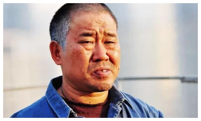 他是中国最丑老戏骨,出道30年零绯闻,妻子女儿却都意外的美!