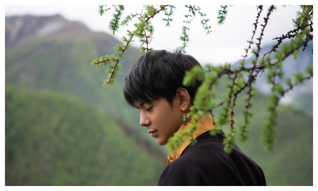 丁真热到流汗露出素颜真实肤色不黑肤质却与龚俊形成鲜明对比