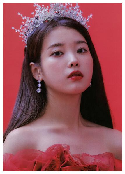 不愧是行走的衣柜看iu穿红色公主裙甜美气质让人心动