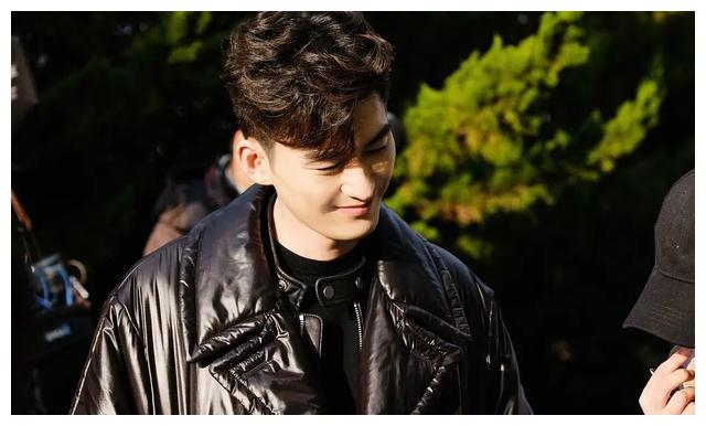 不少电视剧存货,比如小甜剧《你若安好便是晴天》,谍战剧《猎隼》