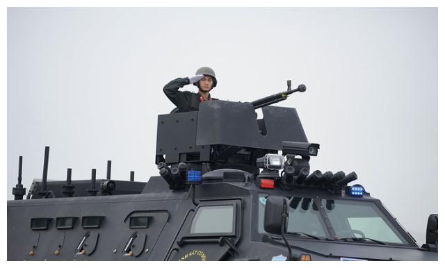 图片八 护具,盾牌,警棍,也是越南特警的装备器材.