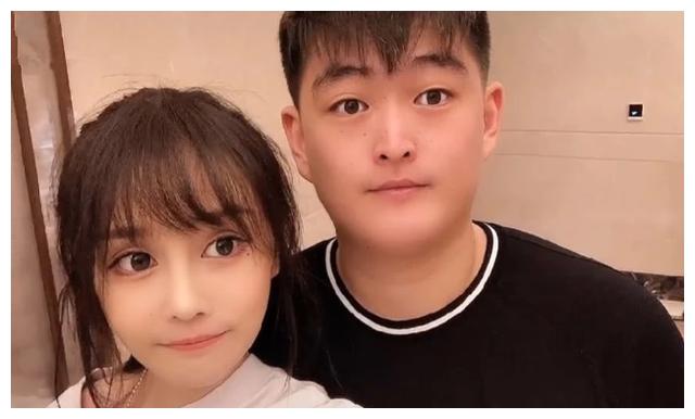 赵本山女儿晒童年合照花式吐槽哥哥颜值母亲马丽娟罕见出镜