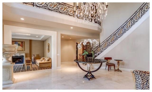 董卿美国豪宅内景曝光,典雅奢华,网友:打扫太累不通公交不实用