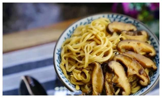 豆瓣肘子,青椒通菜梗,香菇酱汁拌面,娃娃菜烧腐竹