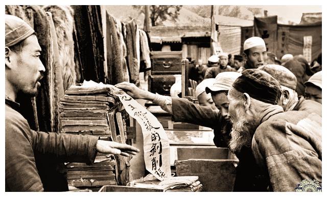 50年代批斗地主老照片:图3地主跪在批斗台上,图8百姓正在分东西