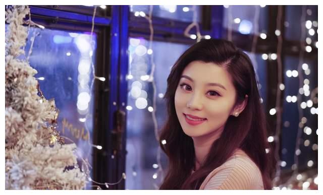 现在的费沁雯依然在主持事业上不断拼搏着,也希望她能真正的大红大紫