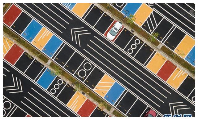 色彩斑斓!重庆首个彩色户外停车场投入使用