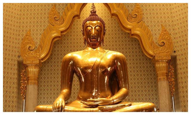 为了保护金佛,暹罗的几位手工匠人在金佛表面附上了厚厚的一层泥灰,把