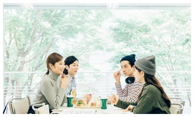 “知乎”看多了？近七成大学生毕业认为十年后月薪能过百万休闲区蓝鸢梦想 - Www.slyday.coM