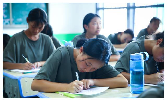 成年之前谈一次互相喜欢的恋爱，才是不辜负青春，对吗