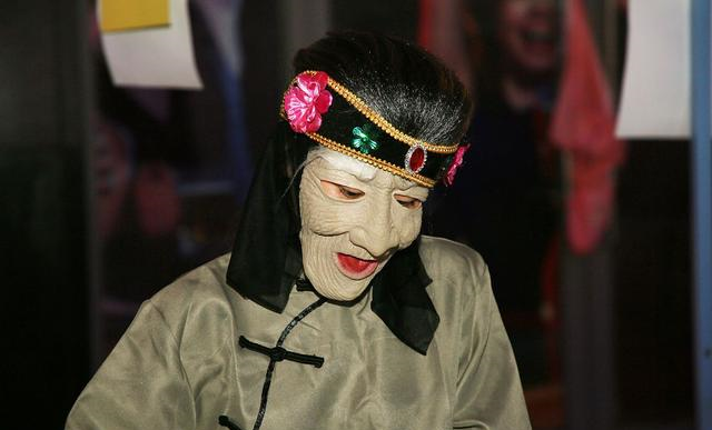 年轻人从四面八方赶来,有的甚至驱车百里千里,排队2小时,就为一睹孟婆