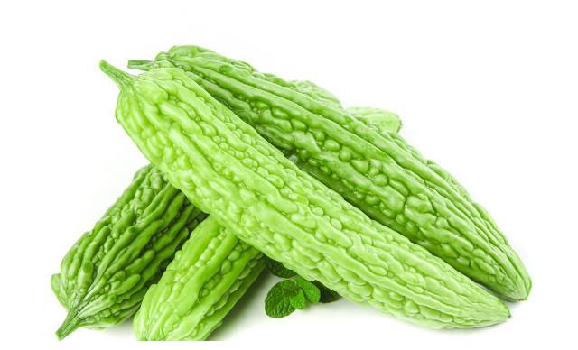 大厨教做菜:青椒炒苦瓜(01)青苦瓜两条,切掉两头,一切为二,挖去籽瓤