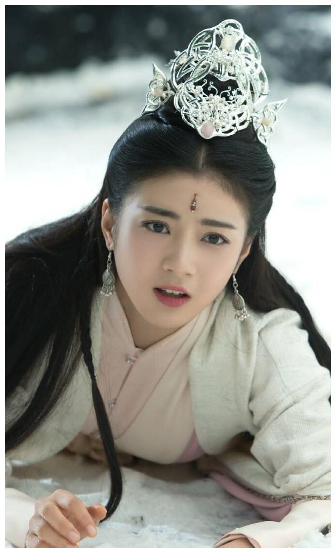 现在的古装剧公主都是一顶发冠就完事了杨幂的发冠是真的好看