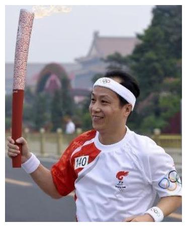 罗京离世11年,葬礼哭到昏厥的妻子,守寡7年后改嫁富商成富婆