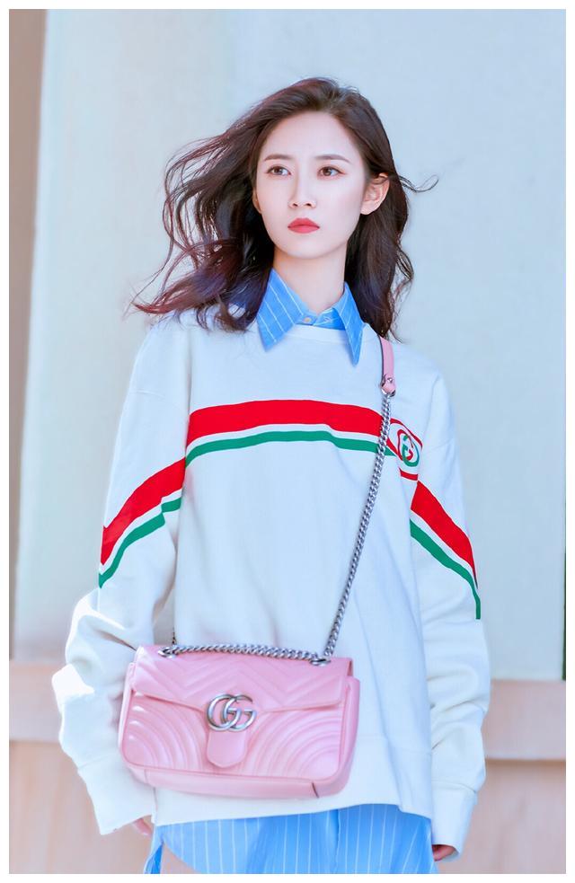 陈钰琪也太可爱了,扎双马尾就像个初中生,腿更是细得让人心疼