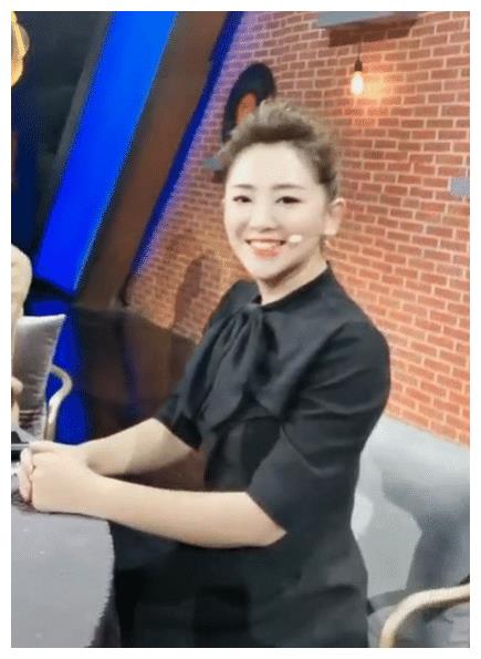 尽管已经42岁了,月亮的妹妹王昊,仍然充满少女时代的气息,笑容甜美.