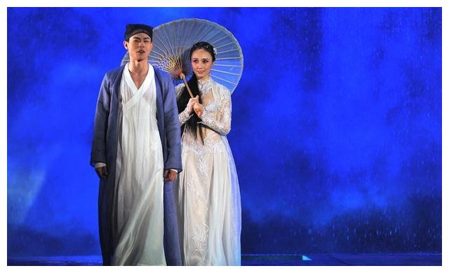 里的白素贞,话剧最是考究演员的演技与台词能力,每一场都是现场演示