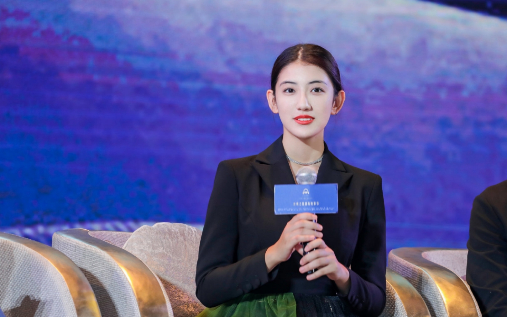 00后新锐演员伊米娜携手冯小宁导演作品《永远是少年》亮相电影节