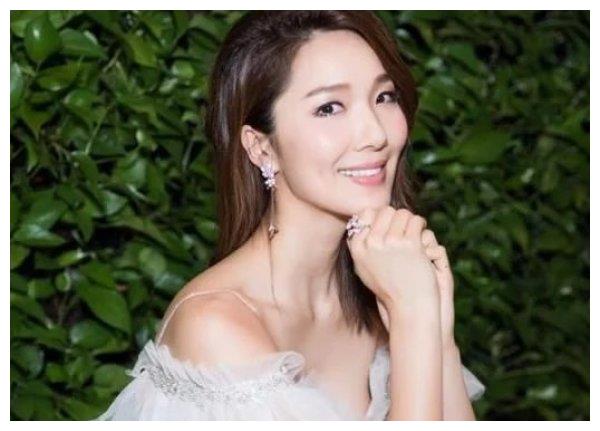 跟其他人不一样的是,丈夫王祖蓝只有163cm,而妻子李亚男则有175cm