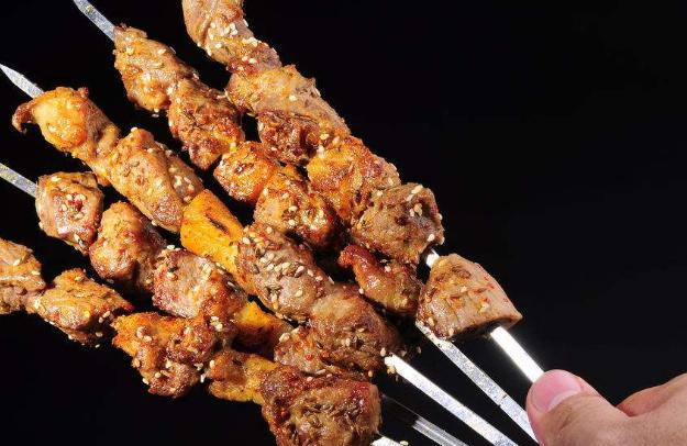 "正宗"新疆羊肉串,不腌肉,不抹油,网友:那我手里这是啥?__财经头条