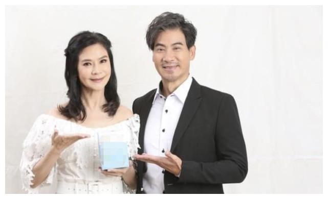 58岁翁家明罕见晒与俞小凡同框照,甜蜜表白爱妻:风景美人更美