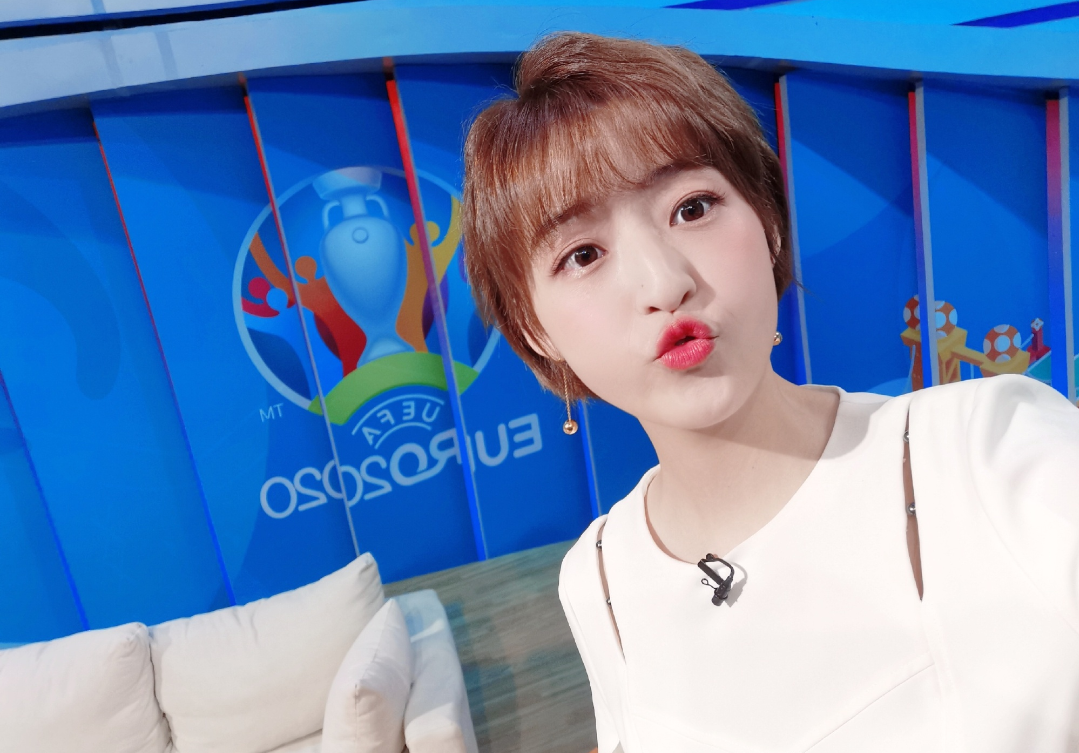 足球主播杨茗茗晒出自己主持欧洲杯期间的自拍照片