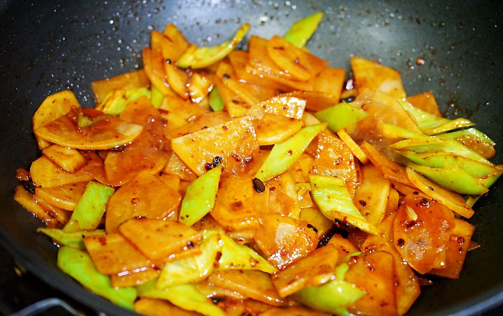 老干妈土豆片,颜色红润十分诱人,一看就有食欲,吃了就停不下