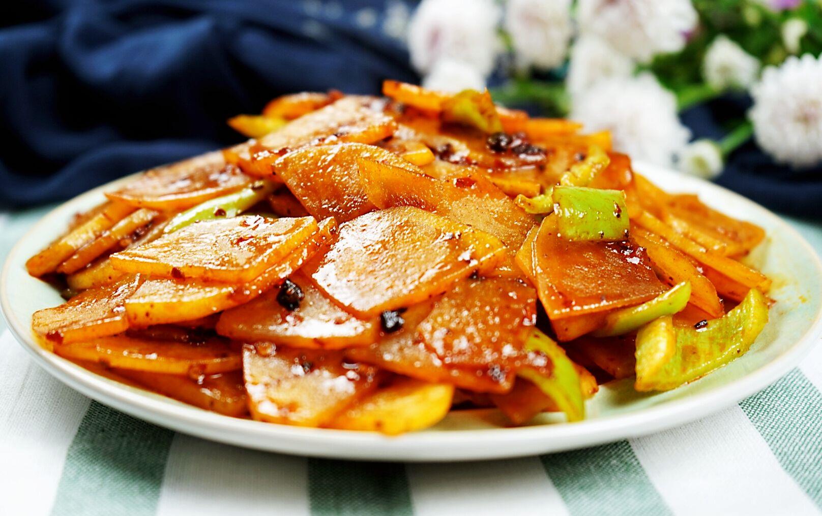 老干妈土豆片,颜色红润十分诱人,一看就有食欲,吃了就停不下