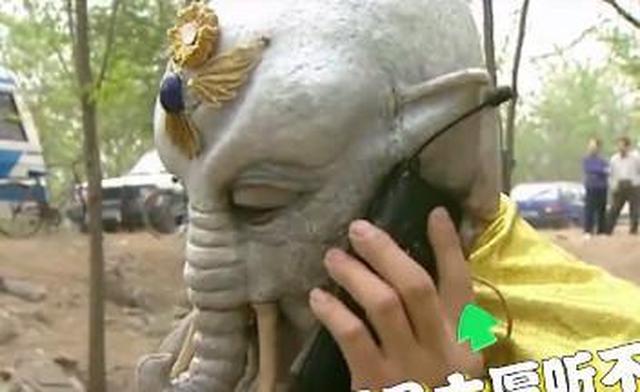 饰演白象精的王卫国在拍摄的间隙,接到张丰毅打来的电话,两个人是很好