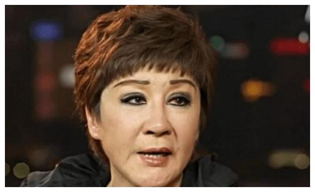 李小龙猝死在她家向华强娶她为妻万人迷丁佩有什么魅力