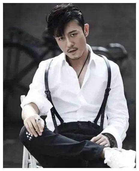 照片中的林雨辰颜可谓是很赞的,一家三口看着也是十