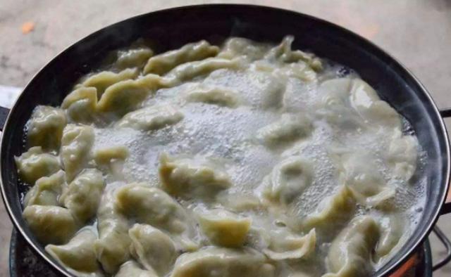 盖上锅盖,用小火煮饺子2分钟,在这个过程中煮的是饺子馅,有很多人在煮