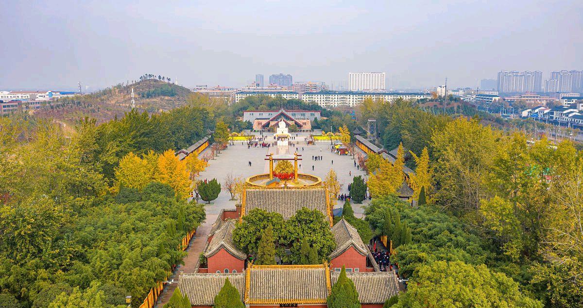 一,黄帝故里景区位于新郑市轩辕路,五千年前,轩辕黄帝出生于新郑北关