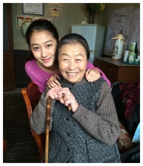 丑娘张少华自称年轻时是校花看到她当年的照片被惊艳到了