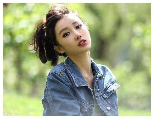 第一名:潘时七,(sookie),本名邓君逸,1988年2月19日出生湖北省于武汉