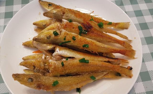 1/ 5香煎沙丁鱼的做法步骤1沙丁鱼杀干净,我是买的时候让鱼档老板帮忙