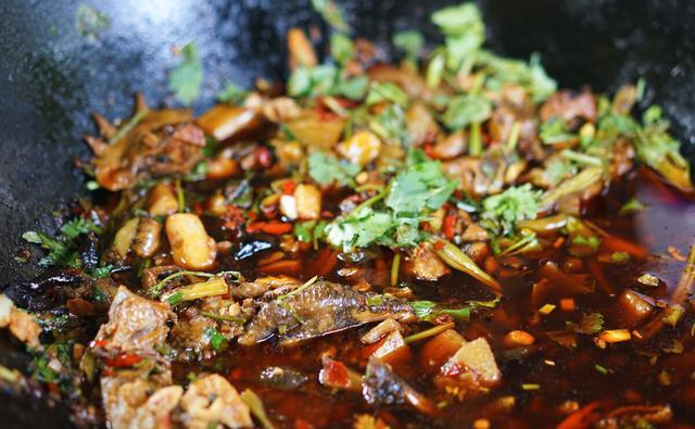 柴火鸡的做法与配料——分享农家秘制的柴火鸡做法__财经头条