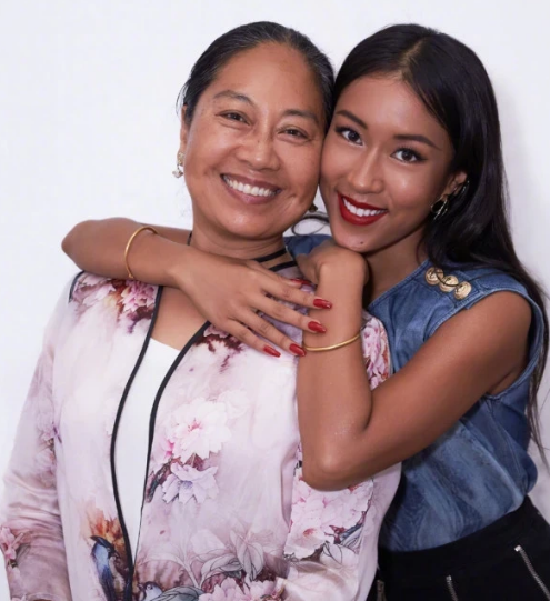 吉克隽逸母亲节晒与妈妈合照,母女俩肤色一样黝黑健康