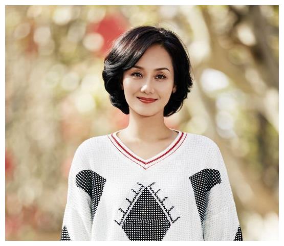 被称豪门阔太专业户李颖在短视频中展示身材55岁风韵犹存